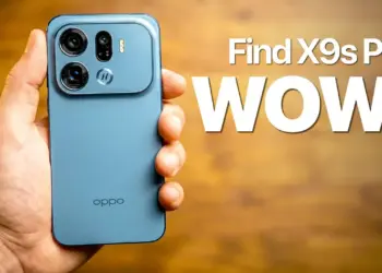 Genggaman tangan pada unit OPPO Find X9s Pro warna biru dengan teks Find X9s Pro WOW.