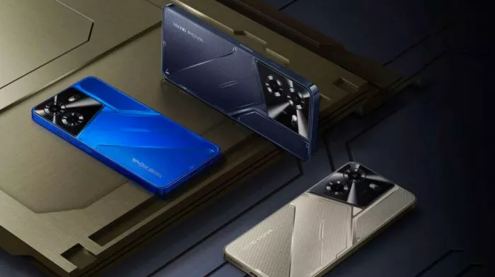 Tiga unit smartphone Tecno Pova dengan desain bodi belakang futuristik dalam varian warna biru, hitam, dan gold.