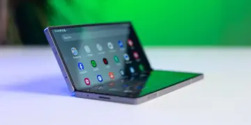 Smartphone lipat Samsung Galaxy Z Wide Fold dalam posisi setengah terlipat atau Flex Mode di atas meja putih.