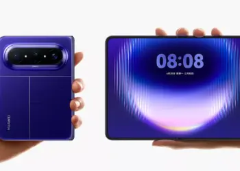 Huawei Pura X Max terlipat dipegang tangan kiri dan layar dalam terbuka lebar dipegang tangan kanan.