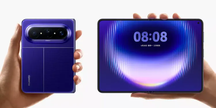 Huawei Pura X Max terlipat dipegang tangan kiri dan layar dalam terbuka lebar dipegang tangan kanan.