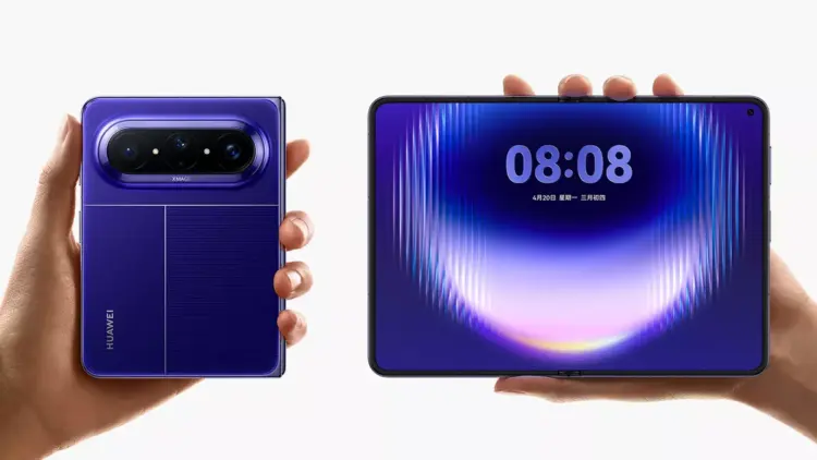 Huawei Pura X Max terlipat dipegang tangan kiri dan layar dalam terbuka lebar dipegang tangan kanan.
