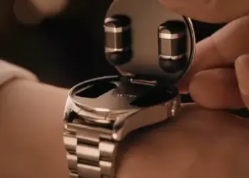 Pengguna membuka layar smartwatch Huawei Watch Buds 2 untuk mengambil earbuds.