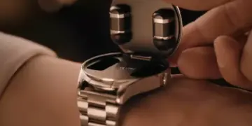 Pengguna membuka layar smartwatch Huawei Watch Buds 2 untuk mengambil earbuds.