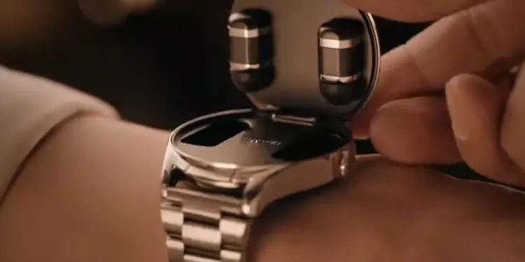 Pengguna membuka layar smartwatch Huawei Watch Buds 2 untuk mengambil earbuds.