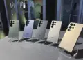 Lima unit smartphone Samsung Galaxy S24 Ultra dalam berbagai pilihan warna titanium dipajang di atas meja pajangan toko resmi. Menunjukkan kesiapan stok Samsung dalam menguasai pasar Q1 2026.