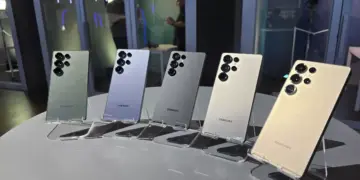 Lima unit smartphone Samsung Galaxy S24 Ultra dalam berbagai pilihan warna titanium dipajang di atas meja pajangan toko resmi. Menunjukkan kesiapan stok Samsung dalam menguasai pasar Q1 2026.