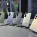 Lima unit smartphone Samsung Galaxy S24 Ultra dalam berbagai pilihan warna titanium dipajang di atas meja pajangan toko resmi. Menunjukkan kesiapan stok Samsung dalam menguasai pasar Q1 2026.
