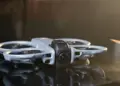 Detail desain bodi drone DJI Avata 360 yang futuristik diletakkan di permukaan reflektif.