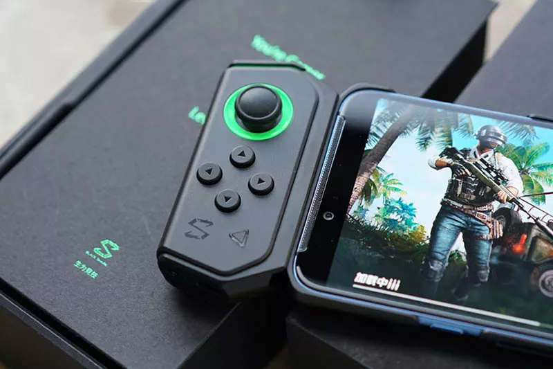 Smartphone Black Shark dengan aksesori gamepad tambahan sedang menjalankan game PUBG Mobile.