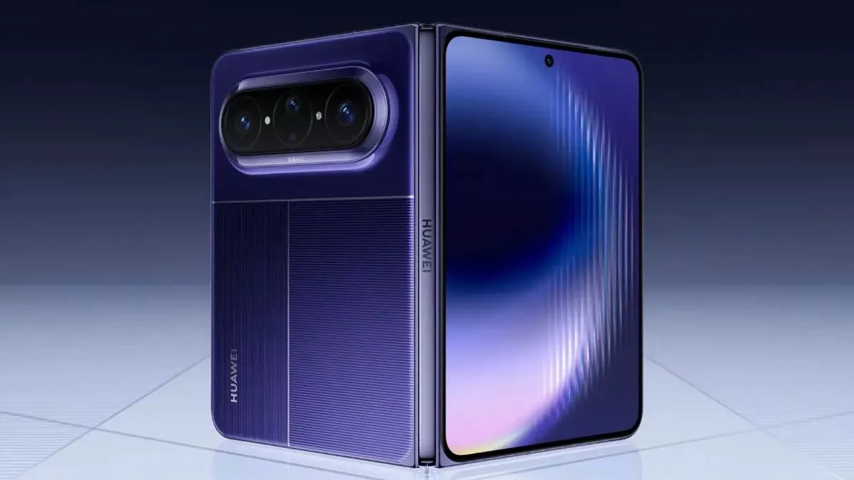 Sudut pandang tiga perempat Huawei Pura X Max dalam posisi sedikit terbuka di atas permukaan reflektif, menunjukkan engsel dan logo Huawei.