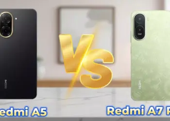 Redmi A5 warna hitam bersanding dengan Redmi A7 Pro varian warna hijau muda bertekstur di atas meja.