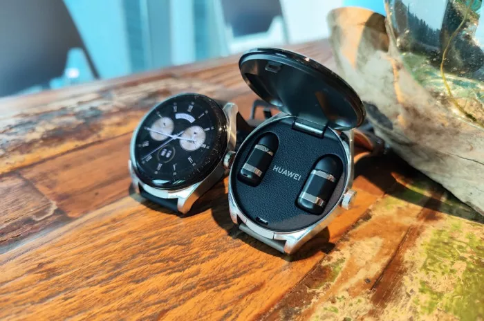 Unit smartwatch Huawei Watch Buds 2 dalam posisi terbuka memperlihatkan earbuds di dalamnya.