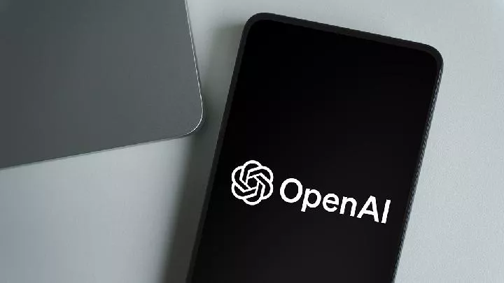Smartphone dengan desain minimalis dan futuristik yang diisukan sebagai perangkat keras pertama dari OpenAI.