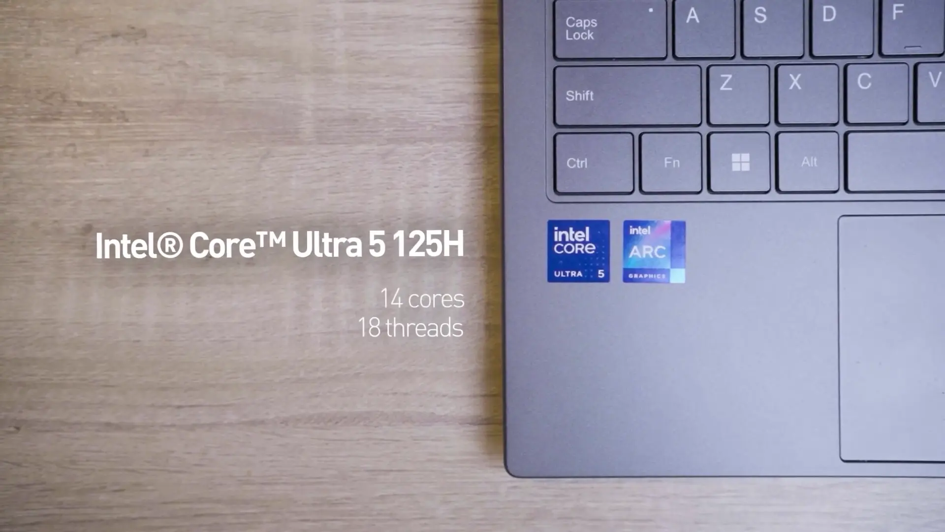 Detail stiker Intel Core Ultra 5 dan Intel Arc pada bodi Axioo Hype AI 5 dengan spesifikasi 14 cores dan 18 threads.