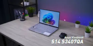 Laptop ASUS Vivobook S14 (S3407QA) dengan desain tipis dan fitur AI terbaru di atas meja kerja.