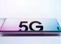 Ilustrasi layar ponsel 5G RAM 12GB harga 3 jutaan dengan koneksi internet cepat.
