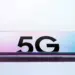 Ilustrasi layar ponsel 5G RAM 12GB harga 3 jutaan dengan koneksi internet cepat.
