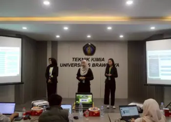 Tiga mahasiswa ITB sedang melakukan presentasi materi mengenai solusi limbah batu bara di hadapan juri dalam sebuah kompetisi kasus industri.