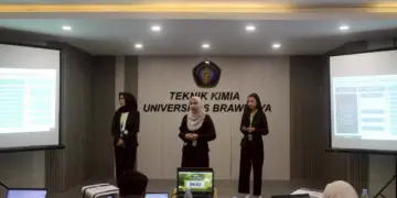 Tiga mahasiswa ITB sedang melakukan presentasi materi mengenai solusi limbah batu bara di hadapan juri dalam sebuah kompetisi kasus industri.
