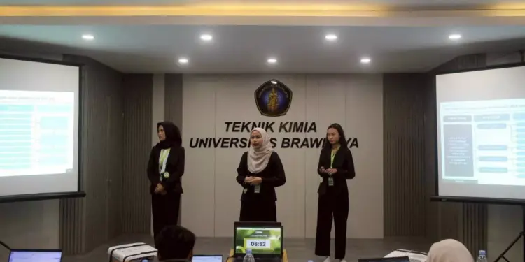 Tiga mahasiswa ITB sedang melakukan presentasi materi mengenai solusi limbah batu bara di hadapan juri dalam sebuah kompetisi kasus industri.