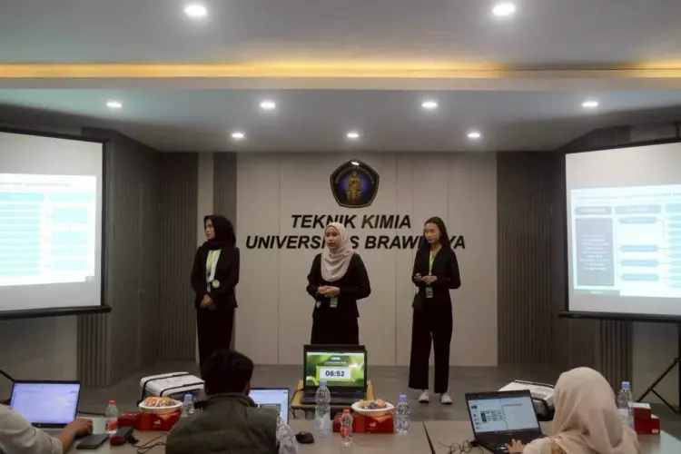 Tiga mahasiswa ITB sedang melakukan presentasi materi mengenai solusi limbah batu bara di hadapan juri dalam sebuah kompetisi kasus industri.