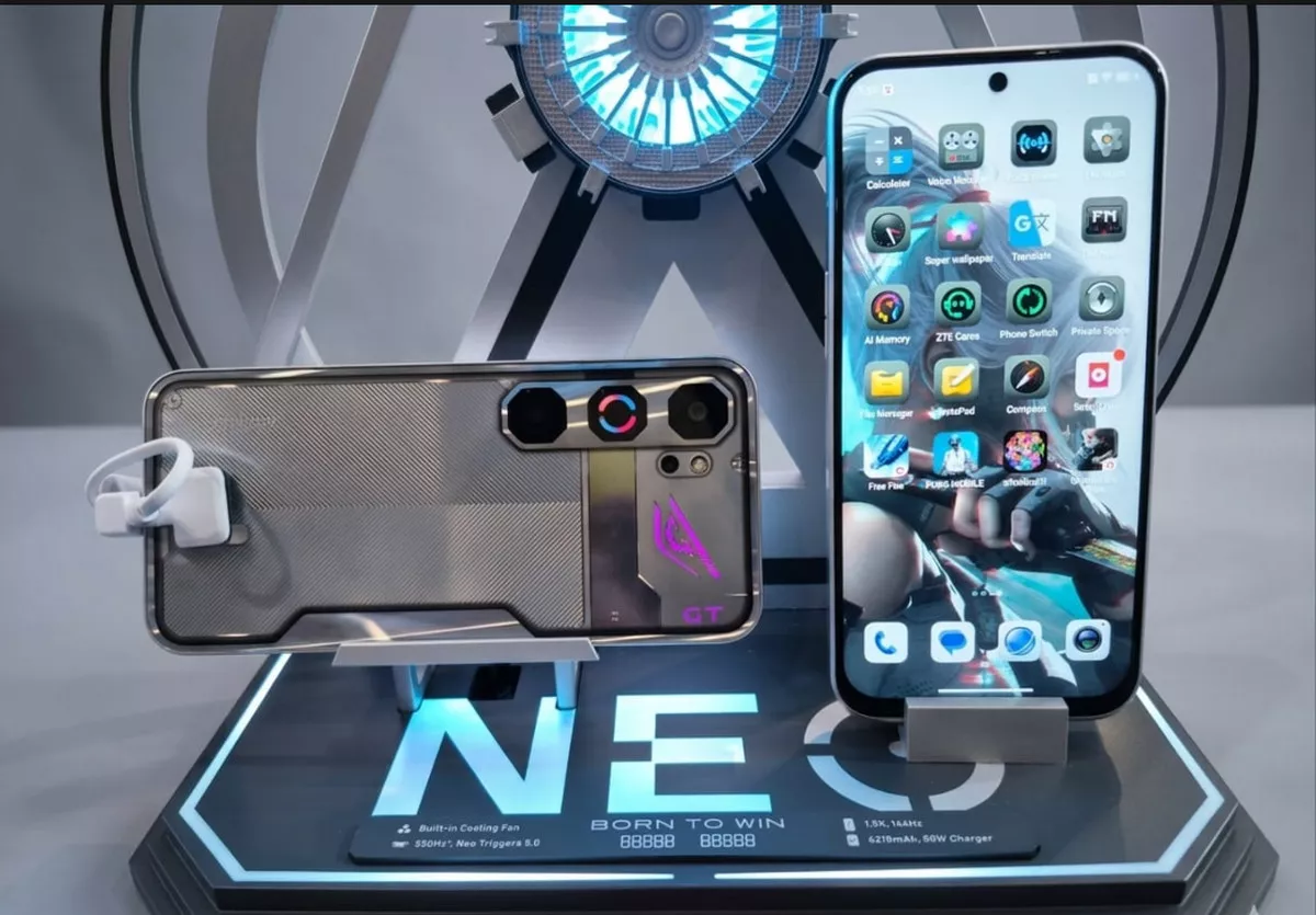 Tampilan layar depan dan bodi belakang Nubia Neo 5 Max di atas *stand display* pameran.