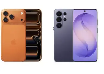Render komparasi visual awal antara Samsung S26 Ultra dengan varian warna titanium violet dan iPhone 17 Pro Max dalam balutan warna oranye tembaga ikonik.