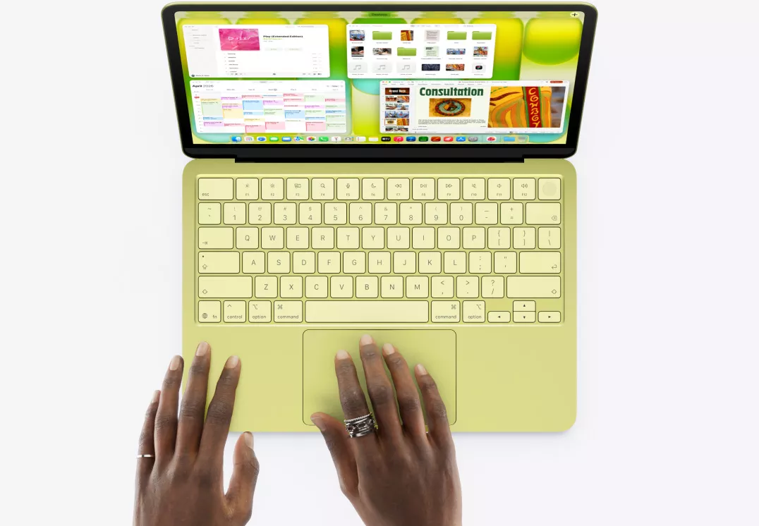 Penggunaan multitasking pada layar MacBook Neo warna kuning lime untuk produktivitas