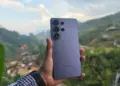 Samsung Galaxy S24 Ultra varian Titanium Violet menawarkan spesifikasi flagship tangguh. Cek daftar harga HP Samsung terbaru edisi Mei 2026 di bawah ini.