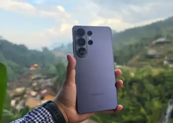 Samsung Galaxy S24 Ultra varian Titanium Violet menawarkan spesifikasi flagship tangguh. Cek daftar harga HP Samsung terbaru edisi Mei 2026 di bawah ini.