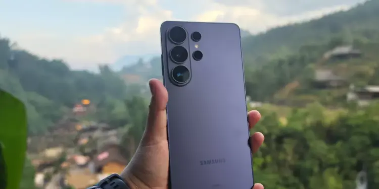 Samsung Galaxy S24 Ultra varian Titanium Violet menawarkan spesifikasi flagship tangguh. Cek daftar harga HP Samsung terbaru edisi Mei 2026 di bawah ini.