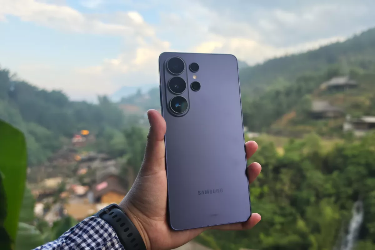 Samsung Galaxy S24 Ultra varian Titanium Violet menawarkan spesifikasi flagship tangguh. Cek daftar harga HP Samsung terbaru edisi Mei 2026 di bawah ini.