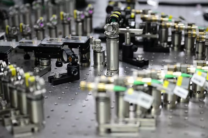 Rangkaian komponen optik mekanik presisi tinggi di atas papan laboratorium komputer kuantum Jiuzhang 4.0 China.