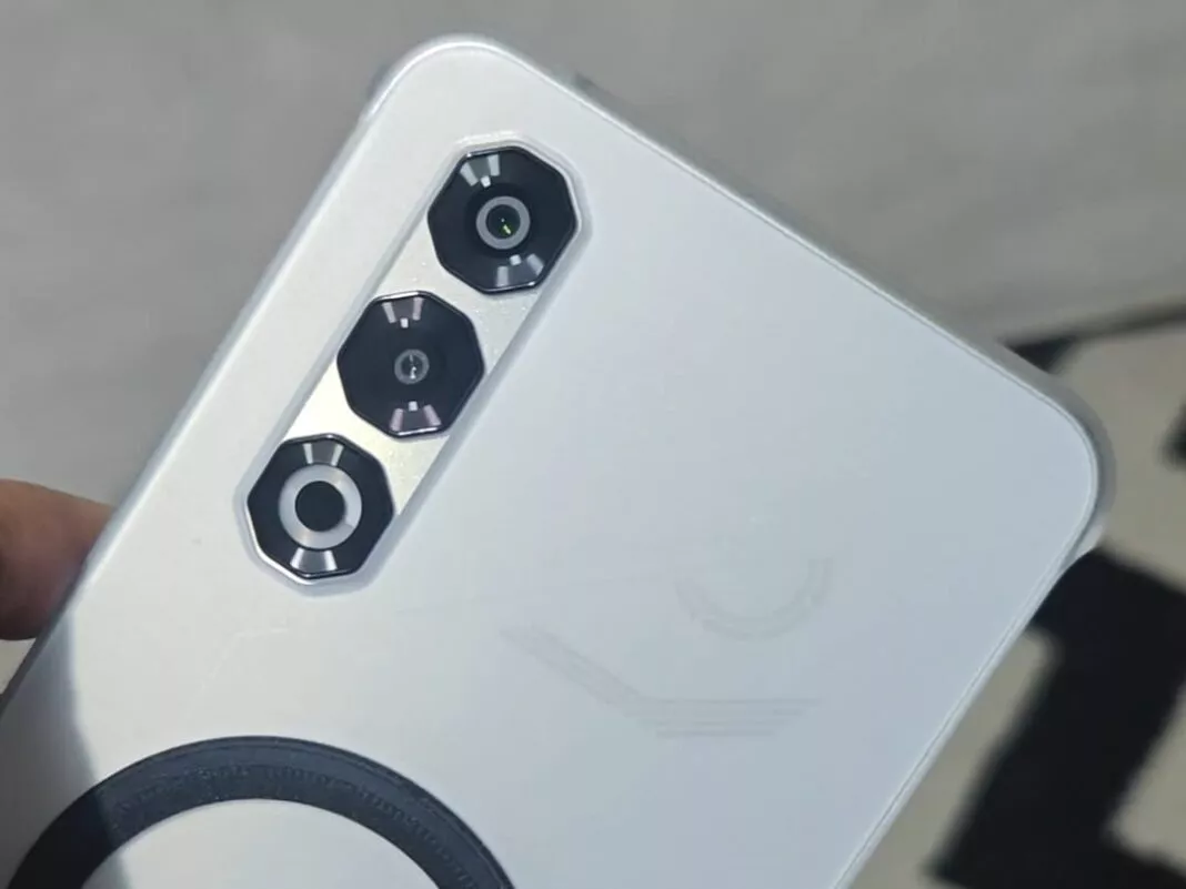 Close-up tiga lensa kamera belakang Nubia Neo 5 Series dalam modul berbentuk segi delapan.