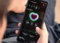 Aplikasi kesehatan pada ekosistem Samsung kini lebih terintegrasi dengan sensor layar pintar untuk pemantauan detak jantung.