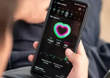 Aplikasi kesehatan pada ekosistem Samsung kini lebih terintegrasi dengan sensor layar pintar untuk pemantauan detak jantung.