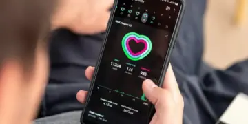 Aplikasi kesehatan pada ekosistem Samsung kini lebih terintegrasi dengan sensor layar pintar untuk pemantauan detak jantung.