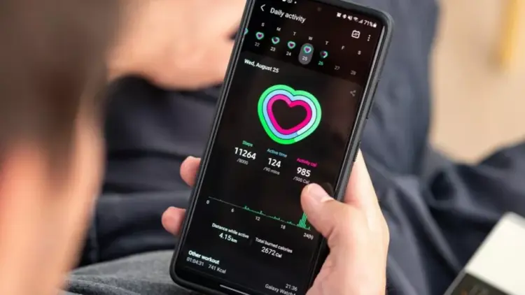 Aplikasi kesehatan pada ekosistem Samsung kini lebih terintegrasi dengan sensor layar pintar untuk pemantauan detak jantung.