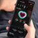 Aplikasi kesehatan pada ekosistem Samsung kini lebih terintegrasi dengan sensor layar pintar untuk pemantauan detak jantung.