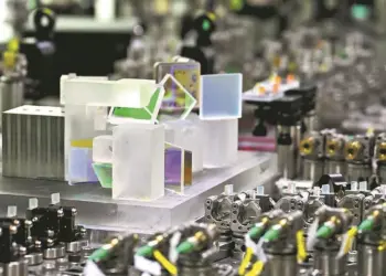 Blok-blok kaca kristal pembias cahaya dan prisma optik pada superkomputer kuantum Jiuzhang 4.0.
