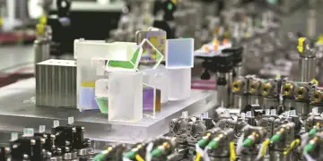 Blok-blok kaca kristal pembias cahaya dan prisma optik pada superkomputer kuantum Jiuzhang 4.0.