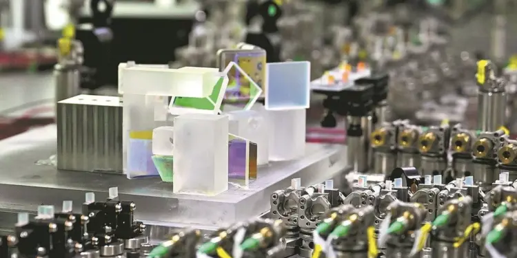 Blok-blok kaca kristal pembias cahaya dan prisma optik pada superkomputer kuantum Jiuzhang 4.0.