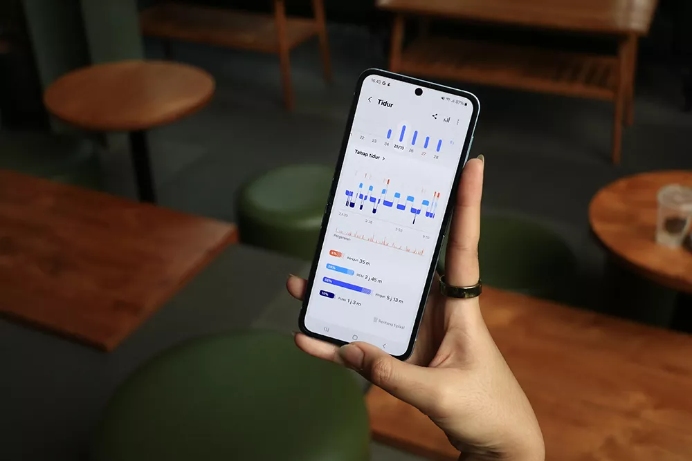 Selain detak jantung, layar pintar Samsung juga mampu memberikan laporan analisis kualitas tidur pengguna setiap pagi.