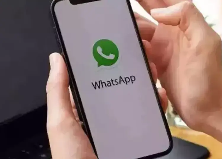 Pastikan aplikasi Anda selalu diperbarui ke versi 2026 agar fitur keluar dari grup WhatsApp otomatis dapat berfungsi maksimal.