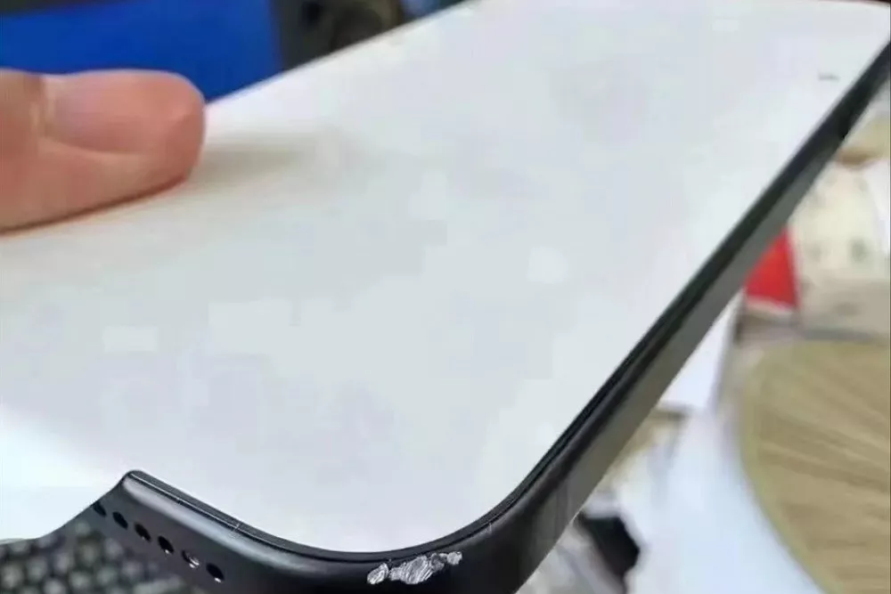 Teknik sulap bodi ponsel: Kerusakan pada bezel iPhone dapat diperbaiki hingga hampir tidak berbekas melalui layanan servis iPhone di China.