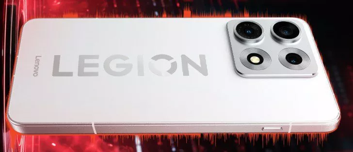 Lenovo Legion Y70 tampil bersih dengan balutan warna putih dan logo Legion yang tegas di bagian belakang.