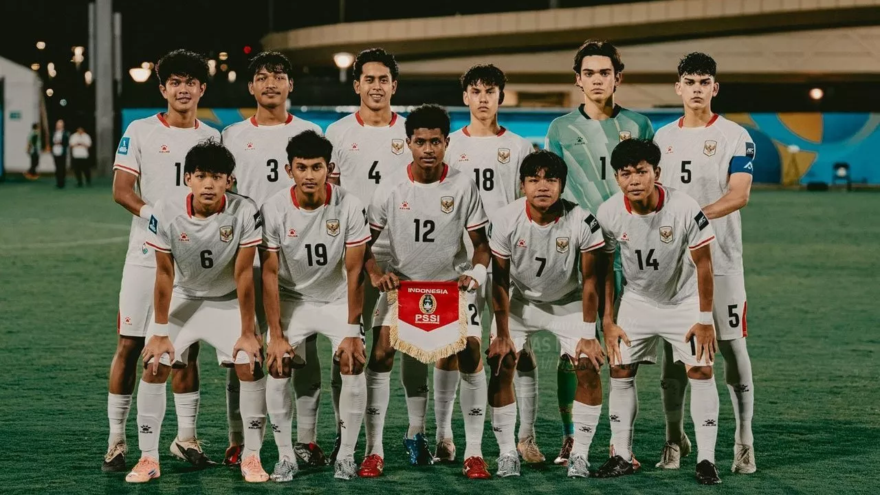 Kekompakan skuad Garuda Muda yang siap tempur dalam laga krusial menghadapi Jepang.