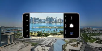 Review mode perekaman profesional di layar HP saat membidik pemandangan kota beresolusi tinggi secara real-time.