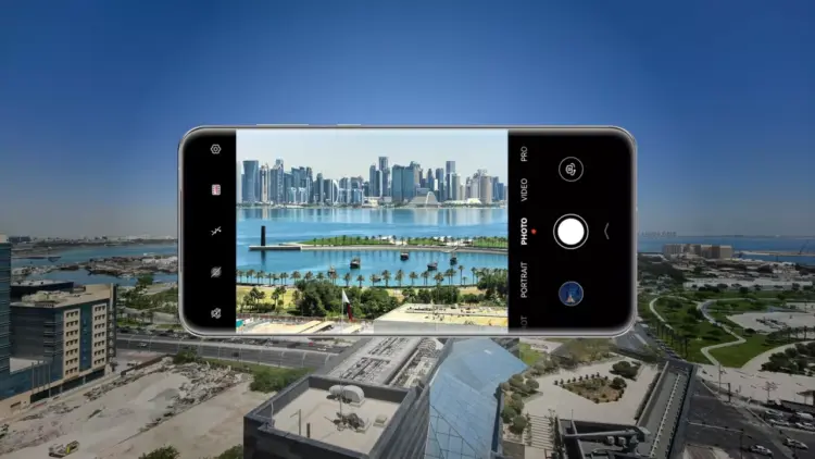 Review mode perekaman profesional di layar HP saat membidik pemandangan kota beresolusi tinggi secara real-time.
